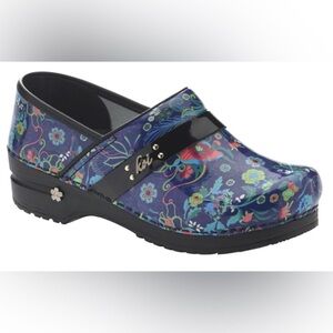 Sanita Ladies Patent Leather Clog,  Black/Navy w/a floral Firefly Pattern SZ 38